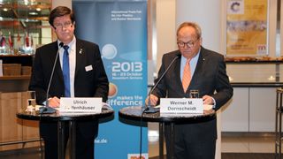 Ulrich Reifenhäuser (links) und Werner M. Dornscheidt konnten am letzten Messetag auf eine durchwegs gelungene K zurückblicken. (Bild: Königsreuther)