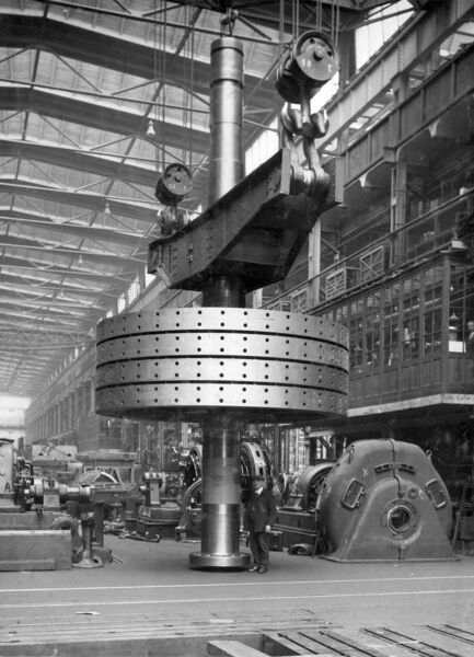 Mit dem Bau der Generatoren für das Wasserkraftwerk Ardnacrusha am River Shannon hat Siemens maßgeblich zur Elektrifizierung Irlands beigetragen. Die Aufnahmen von 1928 zeigen Einblicke in die Montagehalle des Dynamowerks. (Siemens)
