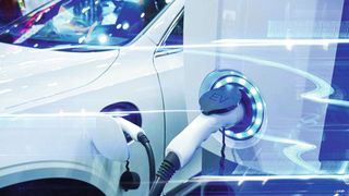 Ladesäulen sind die zentralen Versorgungseinrichtungen für Elektrofahrzeuge. Weiss Technik rät daher zu Umweltsimulationstests, um bereits vorab die Widerstandsfähigkeit der Geräte für den späteren Praxiseinsatz zu prüfen. (Bild: Weiss Technik GmbH)