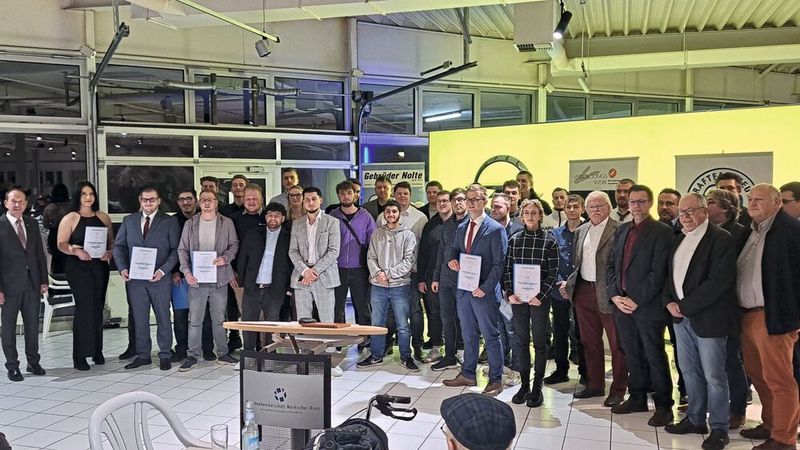 33 Kfz-Mechatroniker feierten gemeinsam mit Freunden und Familien ihre Lossprechung in Iserlohn. Den idealen Rahmen für die Freier boten in diesem Jahr die Verkaufsräume des Opel-Autohauses der Gebrüder-Nolte-Gruppe. Damit war Nolte-Geschäftsführerin Petra Pientka dem Wunsch des Innungsvorsitzenden Christian Will nachgekommen. Bei der Freisprechung erinnerte Will an die Tradition und wies auf die hervorragenden Berufsperspektiven hin, die dem Fachkräftenachwuchs nun offen stünden. (Bild: Kfz-Innung Iserlohn)