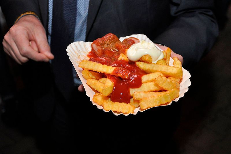 … unter  anderem mit Berliner Currywurst. (Foto: Grimm)