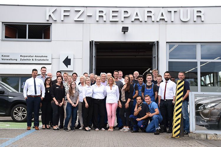 Das Aftersales-Team des Autohaus Dirkes in Köln. (Rosenow / »kfz-betrieb«)