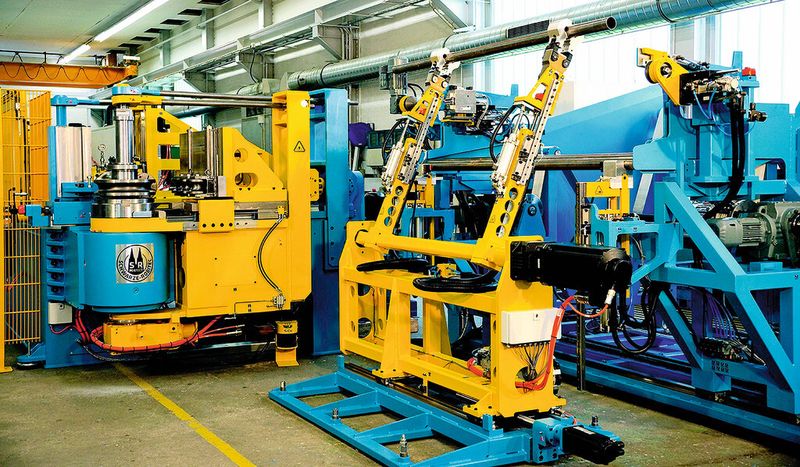 Bild 1: Die CNC 100 E TB MR VA ist mit einer Ladeeinheit zur Maschinenbeschickung, einem Messsystem sowie mit einem Roboter ausgestattet, der alle Beschickungs- und Transportaufgaben übernimmt. (Bild: Schwarze-Robitec)