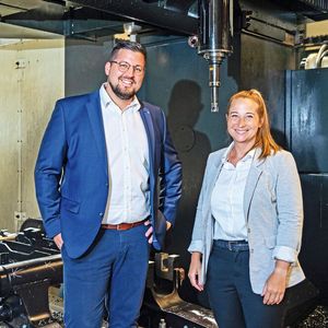 Alstom-Produktionsleiterin Annika Lichtenfels und Bimatec Soraluce-Produktmanager Automation Frank Lörchner freuen sich über den Erfolg des gemeinsamen Entwicklungsprojekts.(Bild:  onemorepicture / Bimatec Soraluce)
