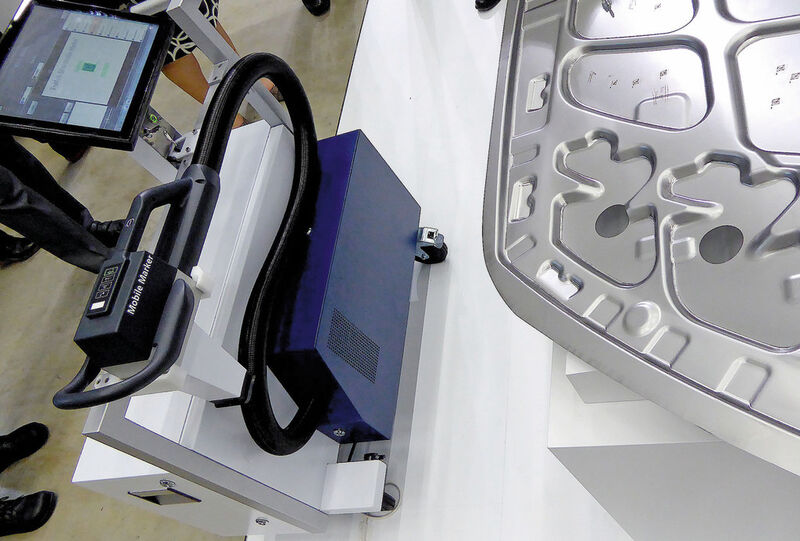 Der TruMark 5010 Mobile Marker besteht aus der Laserquelle, dem Tablet-PC und der handgeführten Bearbeitungseinheit. (Bild: Kuhn)