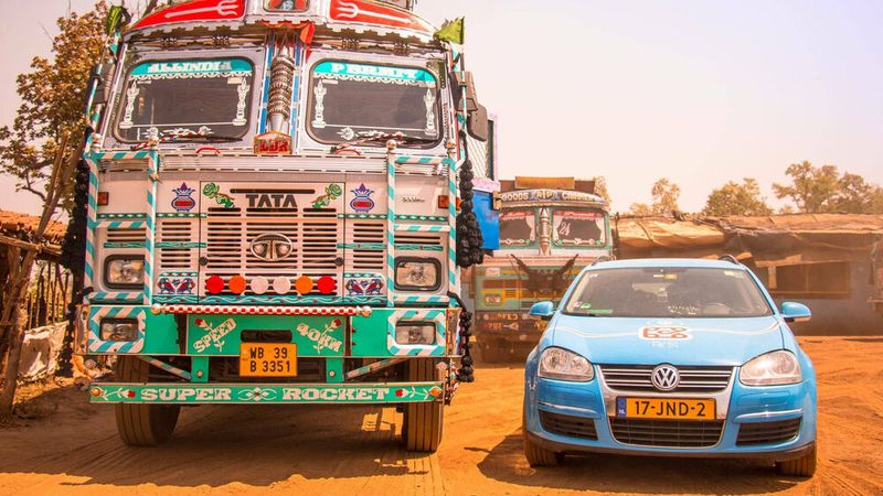Individuelle und Massenmobilität: Der „Blue Bandit“ von Wiebe Wakker und ein öffentlicher Bus in Indien. (Bild: Wakker)