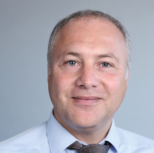 Helmut Gschrey, Senior Product Manager der Walter AG: „Ab 16 × D wird eine Bohrstrategie benötigt – also Pilotieren, Einfahren, Anbohren, Ausfahren mit reduzierter Drehzahl.” (Walter)