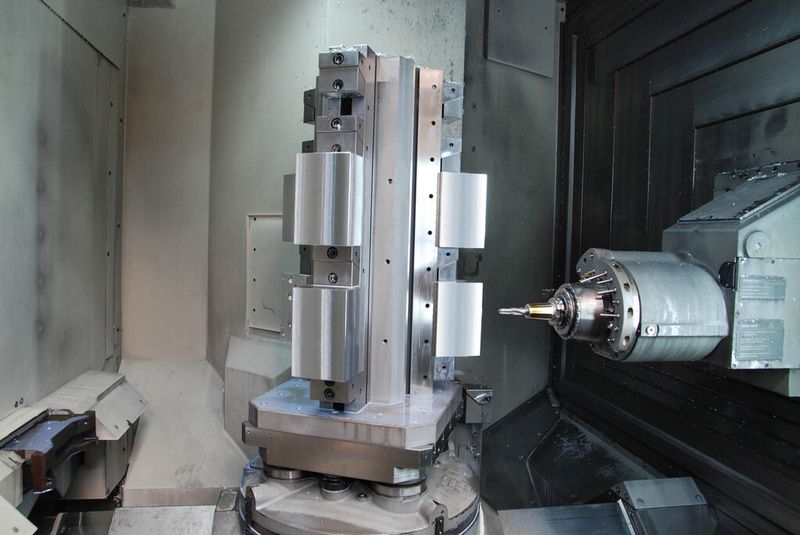 Aufspannturm aus „Flugzeug-Alu“ mit drei Spannleisten in 120° Winkelabständen, der entsprechend des Kundenwunsches sechs Werkstücke aufnimmt. (Bild: Röhm, Applikation Fleischer)