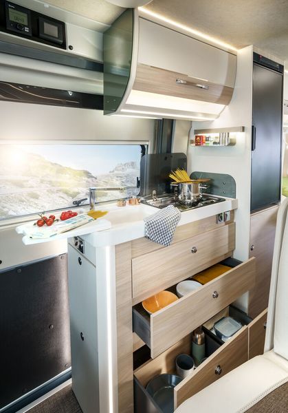 Der Hobbykoch kann sich über eine hochwertige Mineralstoff-Arbeitsplatte mit Zwei-Flammenkocher, integrierter Spüle, klappbarer Verlängerung und absenkbarem Wasserhahn freuen. (Bild: Thomas Bender/Eura Mobil)