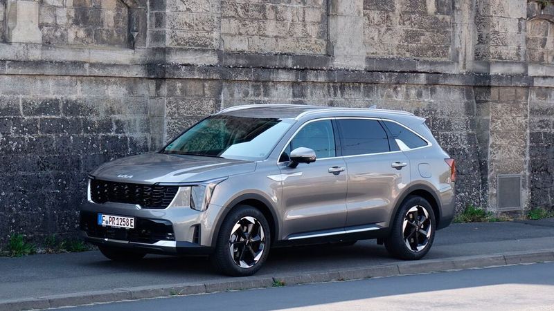 Seit 2020 ist die mittlerweile vierte Sorento-Generation auf dem Markt, seit 2023 gibt es zusätzlich den etwas größeren batterieelektrischen EV 9. (Bild: Rosenow – VCG)