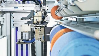 Das komplette Achssystem ist an die Zentralschmierung der Maschine angeschlossen. Um beim hochdynamischen Handling Schwingungen zu verhindern, wird die Z-Achse kopfseitig von zwei und fußseitig von einer Schunk-Beta-Zahnriemenachse angetrieben. (Schunk)