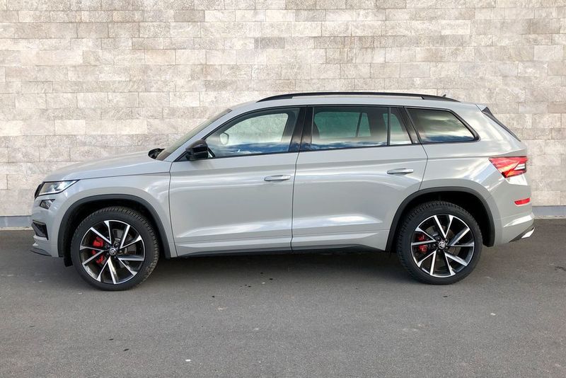Stoßfänger, Seitenschweller und Türgriffe haben die Designer ebenfalls im RS-Look modelliert und in der Wagenfarbe lackiert. (»Automobil Industrie«/Jens Scheiner)