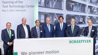 Bei er Eröffnung in Höchstadt waren zugegen (von links): Hans-Jürgen Ritter, Campus-Leiter Schaeffler-Höchstadt. Gerald Brehm, Erster Bürgermeister Stadt Höchstadt. Wilfried Schwenk, Leiter Werkzeugtechnologie Schaeffler AG. Joachim Herrmann, Bayerischer Staatsminister des Innern, für Sport und Integration. Klaus Rosenfeld, Vorsitzender des Vorstands der Schaeffler AG. Georg F. W. Schaeffler, Familiengesellschafter und Aufsichtsratsvorsitzender der Schaeffler AG, und Andreas Schick, Vorstand Produktion, Supply Chain Management und Einkauf der Schaeffler AG. (Bild: D. Karmann)