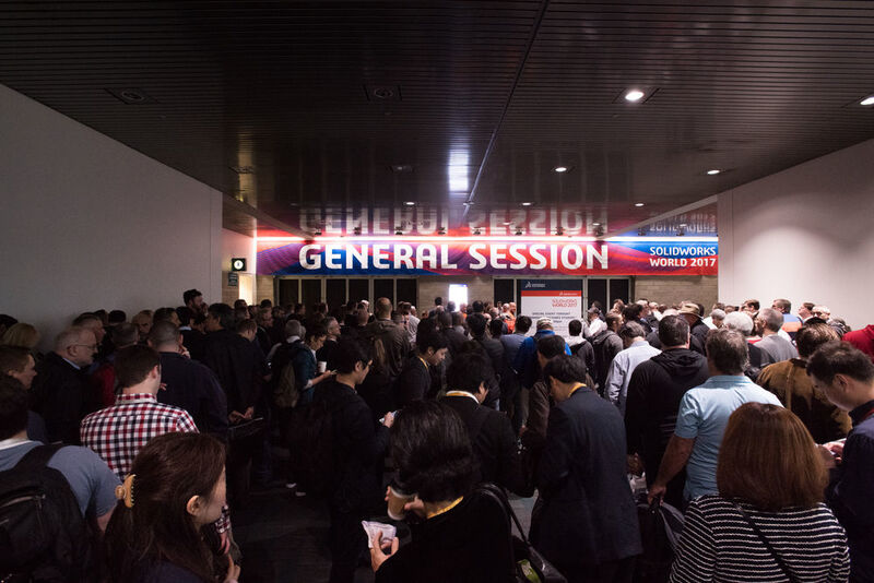 Erster Tag – erste General Session: Viele der etwa 5000 Besucher warten schon frühzeitig auf Einlass, um einen Platz nah am Geschehen zu bekommen. (Narrative Images)