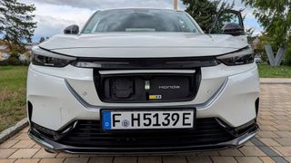 Die Ladesteckdose des Honda e:NY1 befindet sich in der Front und ist mit der womöglich größten Klappe aller Elektroautos abgedeckt. (Bild: Rosenow – VCG)