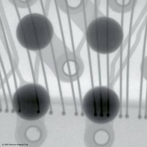 Abb.1: Kugelgitter- Array mit Drahtbonds.