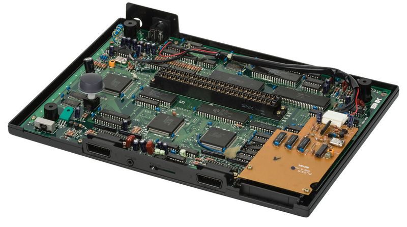 Auch in den 1990er Jahren fand sich der Zilog Z80 noch in zahlreichen Heimkonsolen und Spielautomaten wieder, etwa als Co-Prozessor im Neo Geo AES (im Bild) oder seiner Spielhallen-Variante Neo Geo MVS. (Bild: Vanamo Media Public Domain)