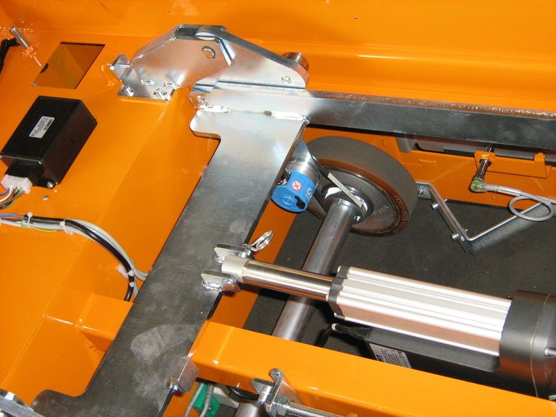 Um 260 kg schwere Montagegestelle anheben zu können, werden Linearantriebe von LINAK eingesetzt. (Archiv: Vogel Business Media)