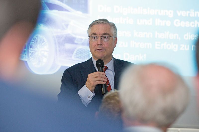 Dr. Markus Flik, Vorsitzender der Chiron-Geschäftsführung, nennt die DZ08 FZ Precision+ die «vermutlich schnellste doppelspindlige Fünfachsmaschine der Welt». (Chiron)