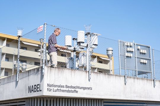 Jährlich werden Böden und Gewässer in der Schweiz mit mehr als 200 Tonnen Mikroplastikpartikeln aus der Atmosphäre belastet. Das zeigen Messungen unter anderem am Standort Dübendorf des Nationalen Beobachtungsnetzes für Luftfremdstoffe (NABEL). (Bild:  Empa)