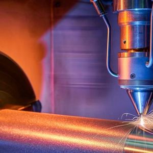 Aufrüstung: Eine Drehbank wird durch Integration von Laserstrahlquelle, EHLA-Bearbeitungskopf und Pulverzufuhrsystem zur extrem schnellen Anlage zum Laserauftragen. 