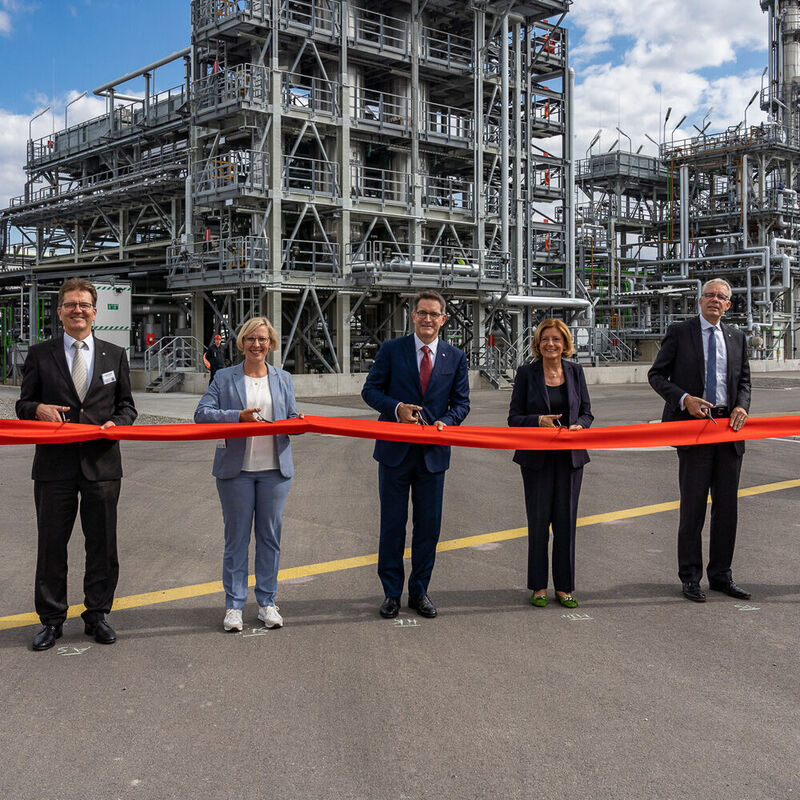 Am 16. September 2022 feierte Haltermann Carless mit Malu Dreyer, Ministerpräsidentin Rheinland-Pfalz (2. von rechts), und weiteren Gästen die Einweihung der Hydrieranlage in Speyer.