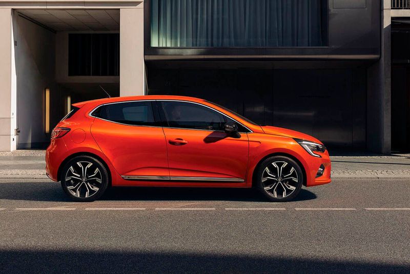 Der neue Clio ist 14 Millimeter kürzer, bietet aber innen mehr Raum als der Clio IV. (Bild: Renault)
