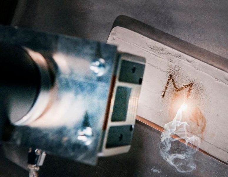 Melting of artificial moon dust with a laser. (Image:LZH)