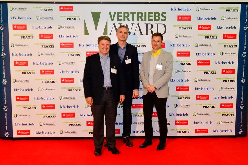 Achim Kreyenpoth (v.li.), Torsten Stoer und Jan Rehder von der Bank Deutsches Kraftfahrzeuggewerbe. (Bild: Vogel Business Media)
