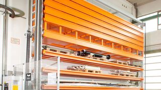 Wer an Platzmangel leidet, aber dennoch mehr Lagerkapazität benötigt, der sollte sich im Rahmen der Logimat 2025 bei Kasto in Halle 3 über die Vorteile des Lagersystems Unitower informieren. Außerdem wird eine Version gezeigt, die siich mit CNC-Maschinen gut versteht. (Bild: Kasto)