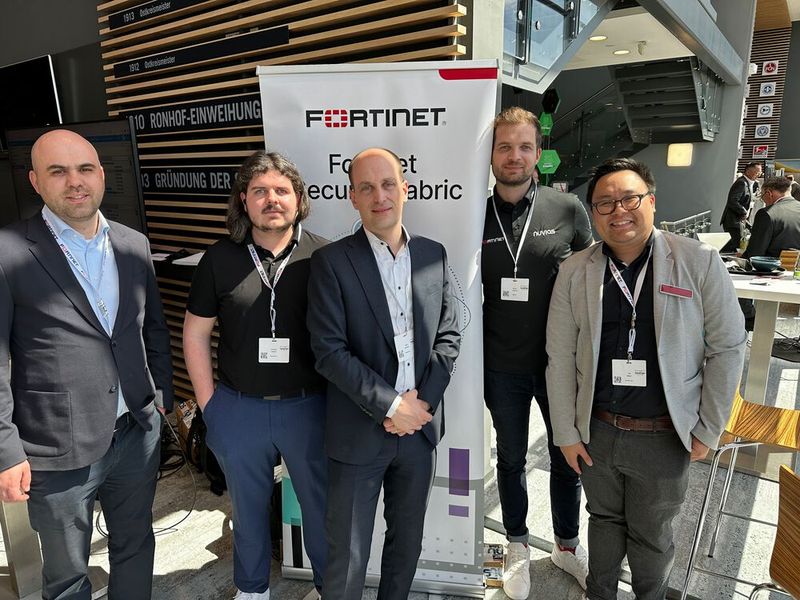 (v. l.) Claudiu Necula, Alexander Uhlmann, Moritz Dahlmann und Toni Nguyen (Fortinet) mit Manuel Lamprecht (2. v. r., Nuvias). (Bild: Vogel IT-Medien GmbH)