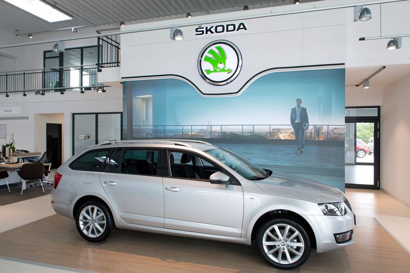 Vor der so genannten „Highlight Wall“ steht ein Skoda-Modell bereit. (Skoda)