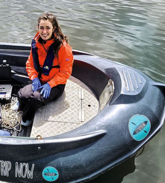 Joyce O’Grady, Doktorandin an der DCU, forscht an neuen Messsystemen zur Echtzeitzustandsüberwachung von Flüssen und Seen. (Bild: Dublin City University)