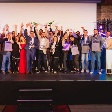 Die drei strahlenden Gesamtsieger des Automotive Business Awards 2026 mit ihren Teams und Vertretern der Jury und der Sponsorpartner.  (Bild: Stefan Bausewein)