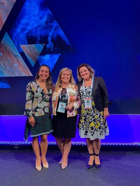 Ana Carolina Cardoso (r., APC) freut sich über den Diversity Award, der dieses Jahr an Nieves Sarasa (m., Aquads Technologies) geht. (Vogel IT-Medien GmbH)