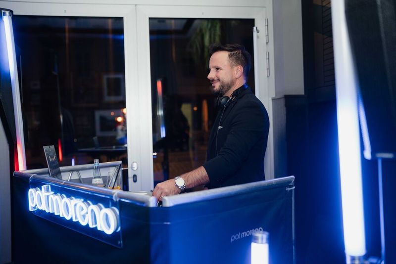 DJ Patrick Gomolka lässt die Bar beben.  (Bild:  Manuel Emme Fotografie)