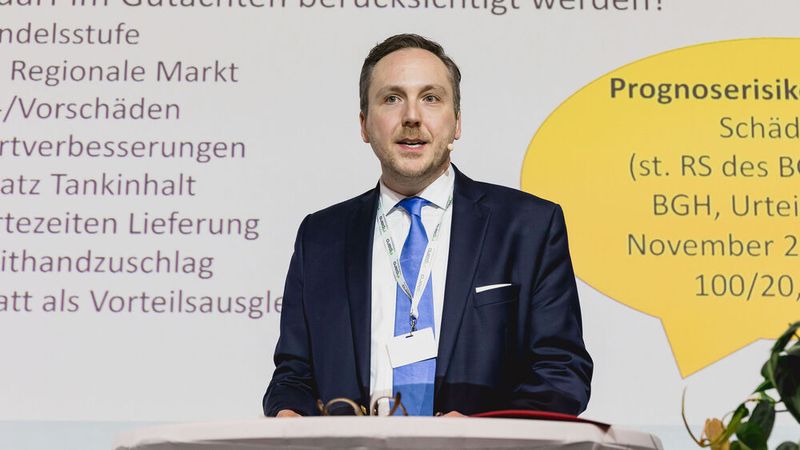 Dr. Sebastian Merck, wissenschaftlicher Mitarbeiter am Bundesgerichtshof, referierte zur rechtlichen Abgrenzung von Totalschäden und Reparaturschäden.  (Bild: Stefan Bausewein)