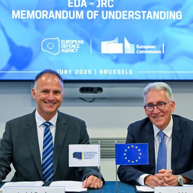 Andre Denk, EDA Chief Executive (left) and Bernard Magenhann (right), Director-General of the JRC, at the signature ceremony in Brussels
 (Source: EDA)