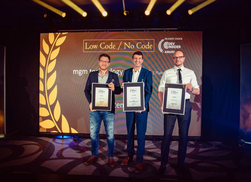 In der Kategorie „Low Code / No Code“ holt sich Mike Liewehr von Build.One Gold ab, Platin nimmt Sergio Lerena von mgm technology partners entgegen, Silber geht an OutSystems und Christian Alberti (v.l.n.r.). (Bild: krassevideos.de / VIT)