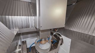 Die Arbeitsraumverkleidung des Bearbeitungszentrums verhindert, dass Feinstaub die Achsbewegungen beim Präzisionsschleifen und -polieren beeinträchtigt.  (Bild: Arnold/Hennecke)