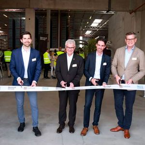 Am 16. Juni übergab der Entwickler des Standorts, Marq Logistics, die Halle zur Nutzung an Renault. Von links: Florian Kraft, CEO Renault Deutschland; Dr. Marc Prokop, Bürgermeister Stadt Brühl; François Delion, VP Global After Sales & Network BU Renault Group; und Patrick Frank, Managing Director Marq Logistics.(Bild:  Renault)