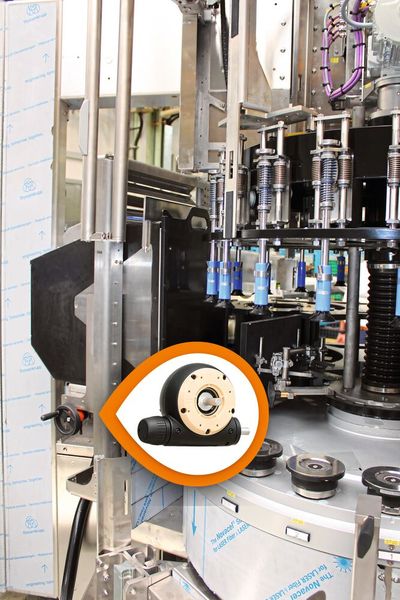 Etikettierung gefüllter Getränkebehälter: In der Verstellantriebseinheit zur Ausrichtung der Flaschen werden ein Robolink-Apiro-Gelenk RL-A9.0108 sowie eine Dryspin-Trapezgewindemutter von Igus eingesetzt.  (Bild: Igus GmbH)