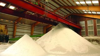 Im Werk Sigmundshall der K+S Kali wird Hartsalz und Sylvinit abgebaut und über Separationsprozesse weiter verarbeitet. Die drei Siebschnecken-Dekantier-Zentrifugen im Bereich der Filterstation wurden mit Sanftstartern ausgerüstet.  (Bild: Siemens)