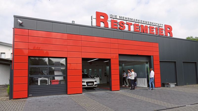 Seit Kurzem ergänzt eine eigene Aufbereitungshalle den Betrieb. Hier bringt das Personal Kundenfahrzeuge nicht nur auf Hochglanz, sondern desinfiziert sie auch zeitgemäß. (Bild: Schreiner/»kfz-betrieb«)