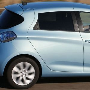 Beim Renault Zoe muss man genau hinsehen. An den Griffen der Fondtüren befindet sich ein in den Kunststoff geprägtes Fingerabdruck-Muster.(Bild:  Renault)