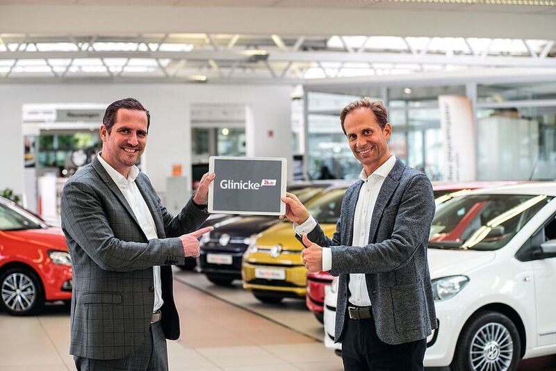 Digitalchef Alexander Kropf (li.) und Autohaus-Chef Florian Glinicke pushen Glinicke24.de. (Glinicke)