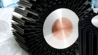 Die Aluminium-Kühlkörper der Black Serie von EKL bieten als Besonderheit einen Kupfer-Heatcolumn, um die Wärmeleistung abzuführen. (EKL)