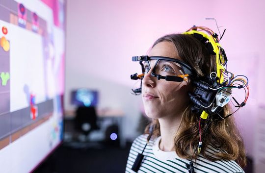 Voll verkabelt für die KI-Forschung. Denn wer in der virtuellen Küche des Neurolabors am Fraunhofer-IAO arbeitet, wird zuvor an allerlei Geräte angeschlossen. Für dieses Foto hat unsere Mitarbeiterin Hanna Steinbach die Ausrüstung angelegt. All das hat natürlich einen tieferen Sinn ...(Bild:  M: Albermann)