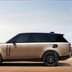 Der Range Rover ist auch in zwei Plug-in-Hybrid-Versionen auf Sechszylinderbasis mit 100 Kilometern elektrischer Reichweite erhältlich. (Bild:  Jaguar Land Rover)