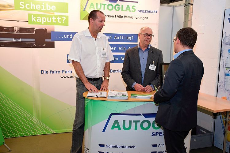 Andreas Lange (li.) und Helmut Edmüller von AGS erklären einem WKST-Teilnehmer die Vorteile des Autoglasgeschäfts. (Stefan Bausewein)